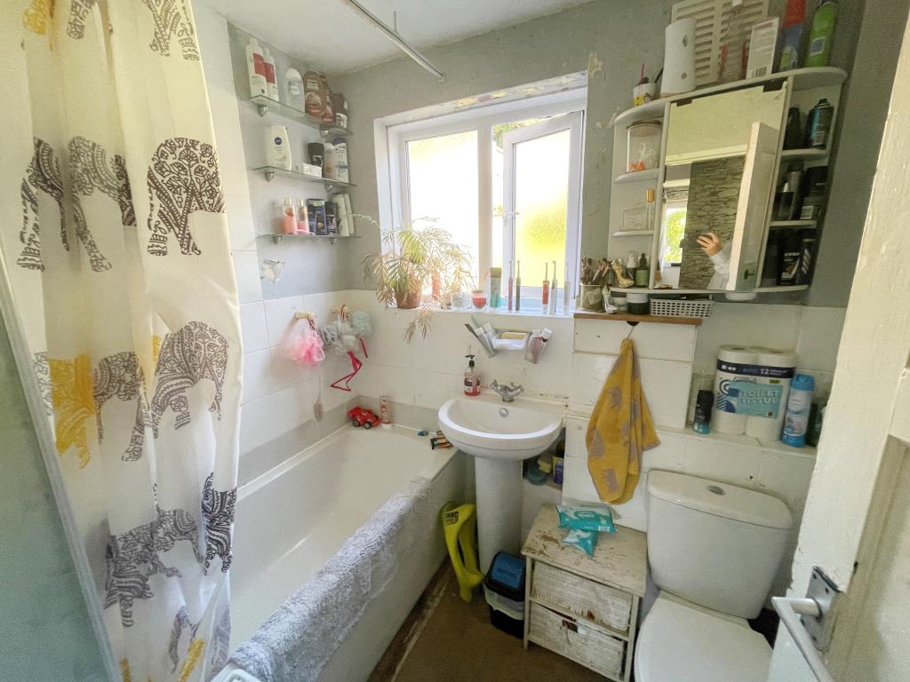 Lot: 146 - TWO-BEDROOM GROUND FLOOR FLAT FOR INVESTMENT - Three piece bathroom suite